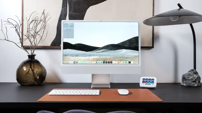 Stream Deck Neo - Lifestyle