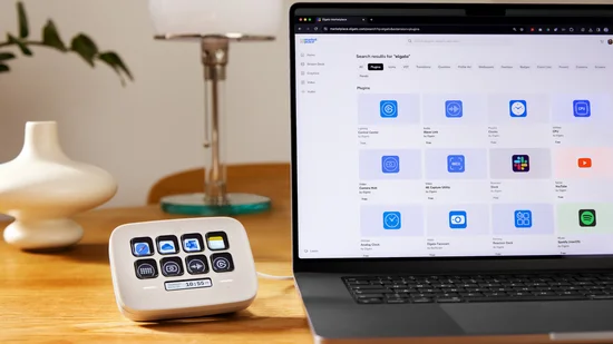 Stream Deck Neo - Lifestyle 2